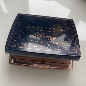 anastasia amrezy highlighter